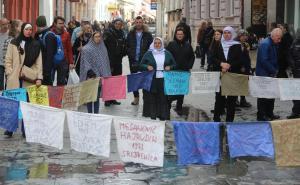 Foto: Dž.K./Radiosarajevo / Okupljanje u Sarajevu ispred Katadrale